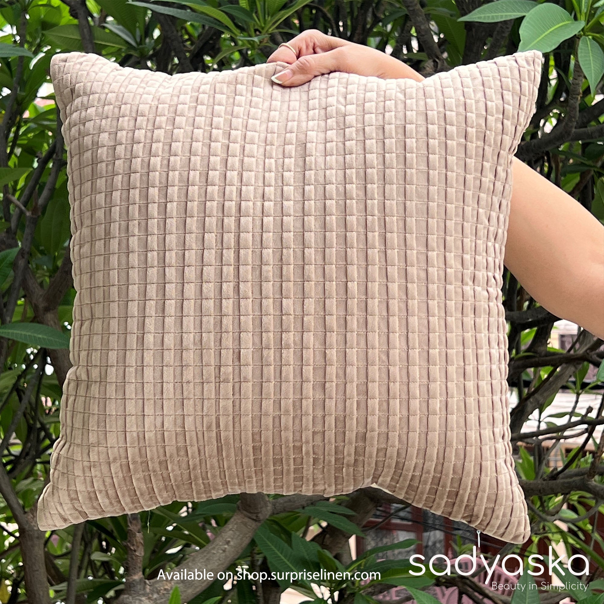 Sadyaska - Decorative Bello Velvet Cushion Cover (Champagne Gold)