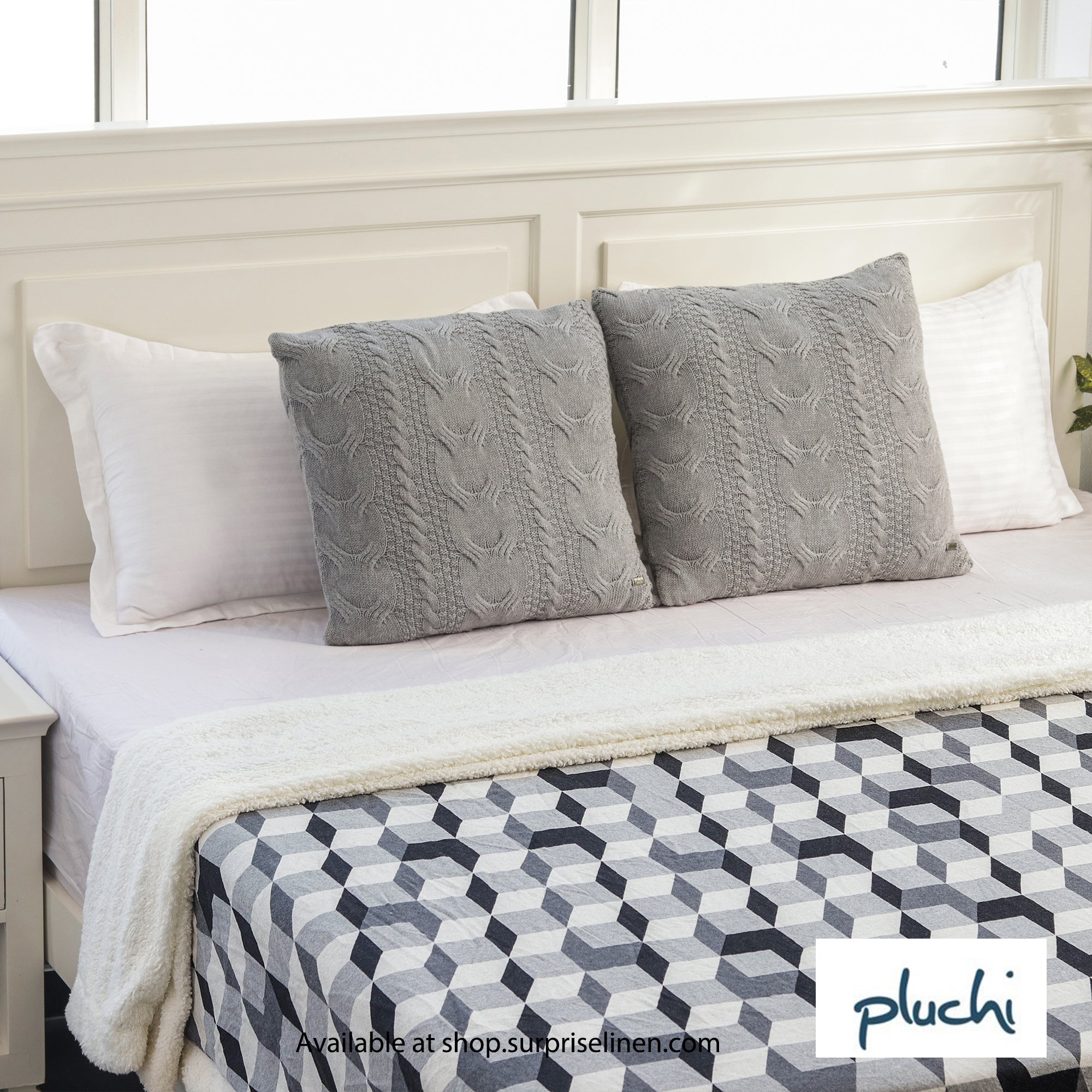 Pluchi - 3D Block Sherpa Back Blanket (Light Grey & Black)