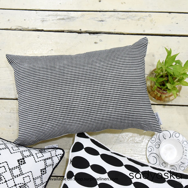 Sadyaska - Check Design Geometric Pattern Pillow Cover (Black)
